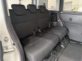足元広々の座り心地良好、後席ですよ。 ドライビング中、長い間同じ体勢で居るのって大変ですよね。 長く座っているものだから、リラックスできるシートがいいですよね。