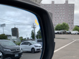 【ブラインドスポットインフォメーション】後側方の死角にいる車両を検知し、ドアミラー表示で車線変更をサポートします。