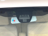 【レーダーブレーキサポート】走行中に前方の車両等を認識し、衝突しそうな時は警報とブレーキで衝突回避と被害軽減をアシスト。より安全にドライブをお楽しみいただけます。