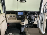 フロントガラスが大きく、ワイドな視界で運転もしやすくなるように設定されています。視認性のよいインパネ周りです。操作スイッチやカップホルダーも使いやすい位置に配置されています。