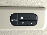 【リアクーラー】エアコンの風を後部座席まで届けてくれ、広い車内空間でも素早く快適な温度になります♪真夏や真冬に便利な機能です。