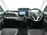 ◆インテリアパネル◆視界広々で非常に運転しやすくロングドライブでも疲れを感じさせないすっきりとまとまったインパネ周りです。