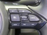 【レーダークルーズコントロール】(全車速追従機能付)付きです。車速に応じて追従支援してくれるので、ロングドライブも快適です。詳細は販売店スタッフまでおたずねください。