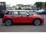 【ショールーム】ショールーム内にも旬の車両を展示し、MINI好きなお客様にとって居心地のよい空間づくりを行っております。