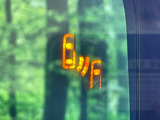 【ブラインドスポットインフォメーション】走行中、ドアミラーの死角になりやすい箇所に後続車が接近するとサイドミラー付近に警告を表示、ドライバーに注意喚起をしてくれます。