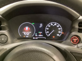 ハイブリット車専用のメーターです。右側の大型スピードメーターに加え、ステアリングスイッチを使って左のマルチインフォメーション・ディスプレイで燃費や動力伝達などの情報が見れるようになっています。