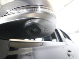 助手席側で見えにくい左前方の映像を、車内のマルチファンクションディスプレイに映し出します。前方への駐車や左寄せ、狭い道でのすれ違いなど、さまざまなシーンで安心して運転できる便利な機能です。