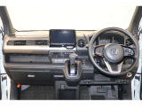 操作性に優れた運転席となります!小物入れや各ボタンの配置にこだわり、使いやすいです!座り心地もよく視認性も良好なのでロングドライブもお任せ下さい!