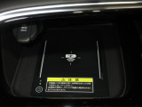 ワイヤレス充電器がついています。対応スマートフォンを置くだけで充電が可能です。