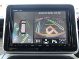 全周囲の画像が表示されます。 運転席から見づらい個所なども、上空から見たような映像で確認できます。  映像の切替もでき、後方確認だけでなく大変便利な機能です。