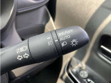 車外の明るさに応じでライトを点灯、消灯してくれるオートライト機能です☆お天気の良い昼間のトンネル走行などオートにしてると便利で安心です☆エンジン停止時にライトの消し忘れも無くなります☆