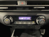 【オートエアコン】一度お好みの温度に設定すれば、車内の温度を検知し風量や温度を自動で調整してくれます。