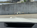 HUD: ヘッドアップディスプレイはドライバーが前方に集中できるよう、ナビや車速情報をフロントガラスに投影するシステムです。