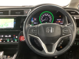 【ハンドル】運転にかかわる様々な操作を安全に行えるように視点移動が少なく操作性に配慮されたスイッチ類が凝縮されたコックピットです。