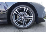 【BMWアロイホイール】軽量かつ強度に拘ったアロイホイール。走行性能ポテンシャルを引き出す設計。タイヤのサイドウォールが強化されたランフラットタイヤは、パンク時にタイヤがつぶれてもリムから外れません。