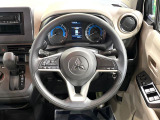 インテリアに合わせたデザインのステアリングは、運転される方のことも考え、運転しやすい形状、大きさです。是非一度、実際に触ってお確かめください。