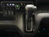 CVT車のセレクトレバーです。低速から高速まで、変速ショックのないスムーズな走りを実現するとともに、エンジン効率のよい領域を維持することで燃費にも貢献します。