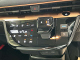 電気自動車およびe-POWER車特有の、軽い操作感なシフトレバー。パーキングブレーキは電磁式です。