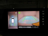 空から見ているような視点でクルマの周囲が確認できるモニター。クルマの真上から見ているかのような映像によって周囲の状況を知ることで駐車を容易に行うための支援技術です