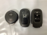 スマートキーを装備しています。鍵を差し込むことなくドアロックの開け閉めと、スタートボタン操作でのエンジンスタートができます。加えて、純正リモコンエンジンスターター用の操作キーもついています。