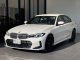 BMW伝統のキドニーグリルとシャープなLEDヘッドライトが精悍なフロントフェイスを演出。スポーツセダンらしい存在感が際立ちます。