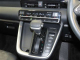 左右独立温度コントロールフルオートエアコンです。運転席、助手席それぞれで独立して温度設定ができます。冷え性の方が乗っても安心ですね♪