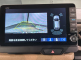 リバースギアに入れるだけで後方の表示へ切り替わります。夜間や雨の日の駐車も楽になりますよ。
