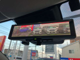 ☆インテリジェントルームミラー☆を装備してます。必要に応じてカメラとミラーが切り替え出来ます。後席など人や荷物で後ろが見えにくい時もしっかり後方確認が出来ます。