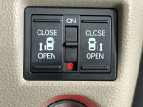 【両側パワースライドドア】両側がパワースライドドアになっており、運転席のスイッチやスマートキーでも開閉が可能です!開口部も広いので乗り降りも楽々♪