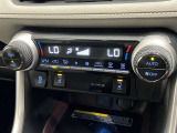 冬場に嬉しい運転席、助手席シートヒーター付きでポカポカ