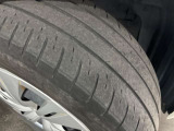 ホイールの状態やタイヤ溝の残り具合は、安全性や維持費にも関わる重要なポイントです。写真にて現状をご確認いただけますが、気になる点や詳細については、お気軽にお問い合わせください。