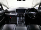 上質で落ち着いた印象のインパネ。視界も広々で運転しやすいです。