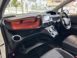 助手席前グローブボックスは大容量収納。車検証・取扱説明書はもちろん、その他小物もたっぷり収納可能です。
