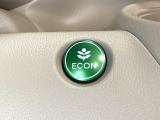ECON モードをON にするとアクセルペダルの動きに対するエンジンの反応とエアコンの制御を切り換えることで、燃費のいい運転をするドライバーがペダルを踏んだ時と同じようにエンジンを制御します。