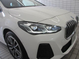 BMWの伝統的なヘッドライト・デザインは『コロナ・リング』と言われる左右4灯ヘッドライトをモチーフにしています。キドニーグリルと相まって、ひと目でBMWだとわかるデザインになっています。