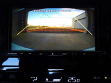 バックモニター付きで慣れない駐車場や車庫入れをサポートします。