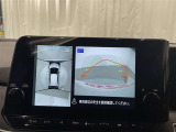 【パノラミックビューモニター】専用のカメラにより、上から見下ろしたような視点で360度車の周囲を確認することができます。