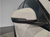 【BMWミラー】視認性の高いスタイリッシュなミラー。自動防眩機能も付いており夜間のドライビングをサポートします。