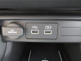 便利な充電用USBジャックも付いています。12V電源ソケットを設置しております。周辺機器の充電にご利用頂けます。