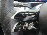 ハンドルスイッチ(左)は、運転中に手を離さずナビ画面を安全に操作できます。