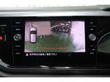 後退時に車両の後ろ側をモニター画面に表示します。車庫入れなどでバックする際に後方確認ができて便利です。
