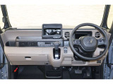 操作性に優れた運転席となります!小物入れや各ボタンの配置にこだわり、使いやすいです!座り心地もよく視認性も良好なのでロングドライブもお任せ下さい!