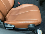 運転席にはドライバーの体型や好みに応じて前後方向だけでなく、座面前方の高さの調整ができるシートリフターを装備!