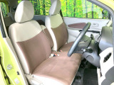 運転席まわりには十分なスペースがあり、大柄な方でもゆったり運転していただける環境です。