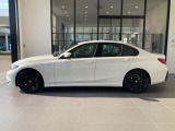 低く構えたフロントデザインと流れるようなルーフラインが、BMWらしいスポーティなプロポーションを表現しています。