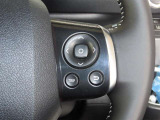 ステアリングスイッチ付きで、運転中に視線を前に向けたまま操作できます。