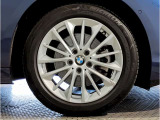 【BMWアロイホイル】軽量かつ強度に拘ったアロイホイル。走行性能ポテンシャルを引き出す設計。車の足元を引き締めてくれる大きなポイントはアロイホイルです。