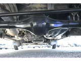 車両後方からの下回りです。マフラー防錆塗装や下回り防錆施工等も可能です。