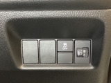 ハンドルの右側にはヘットライトリベライザーとVSA(ABS+TCS+横滑り抑制)の解除スイッチがついています。ヘッドライトリベライザーは道路状況や積荷の加重に応じてライトの高さを調節できます。