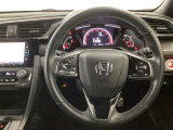 【ハンドル】運転にかかわる様々な操作を安全に行えるように視点移動が少なく操作性に配慮されたスイッチ類が凝縮されたコックピットです。